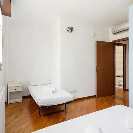 Guesthost - Chiesa Rossa Comfy Apartament Mediolan